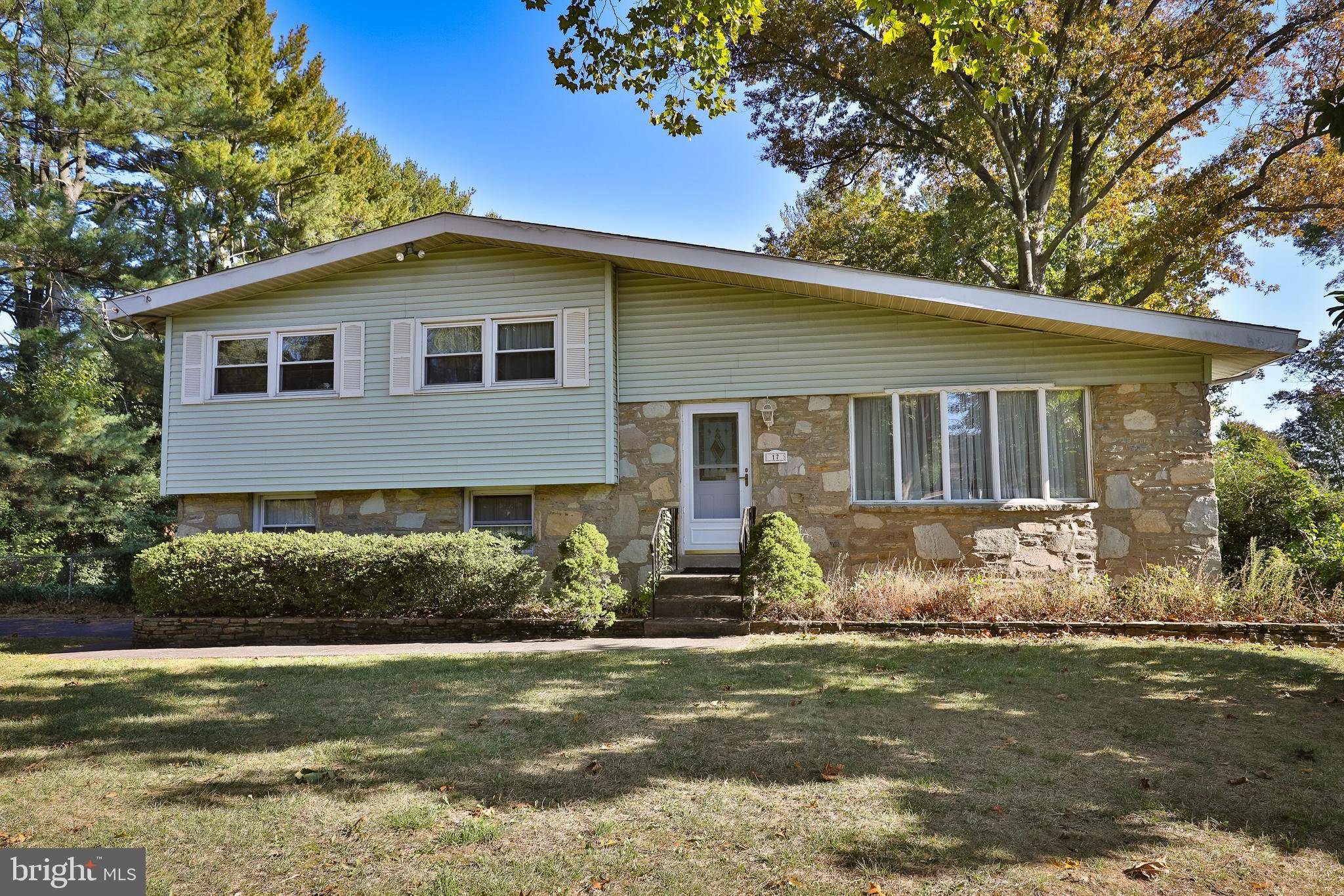 17 SCHOOL HOUSE RD, Southampton, PA 18966