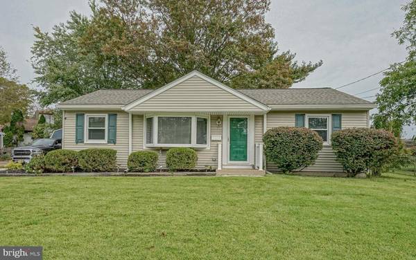 21 WARWICK RD, Stratford, NJ 08084