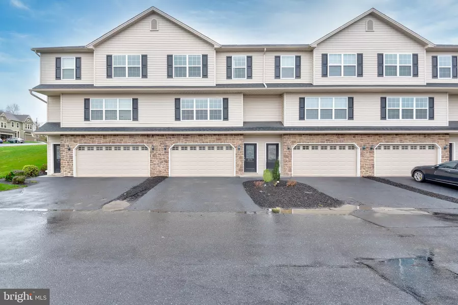 2175 VERSAILLES DR, Harrisburg, PA 17112