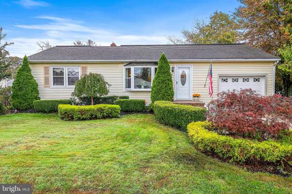 7 MANOR DR, Manahawkin, NJ 08050