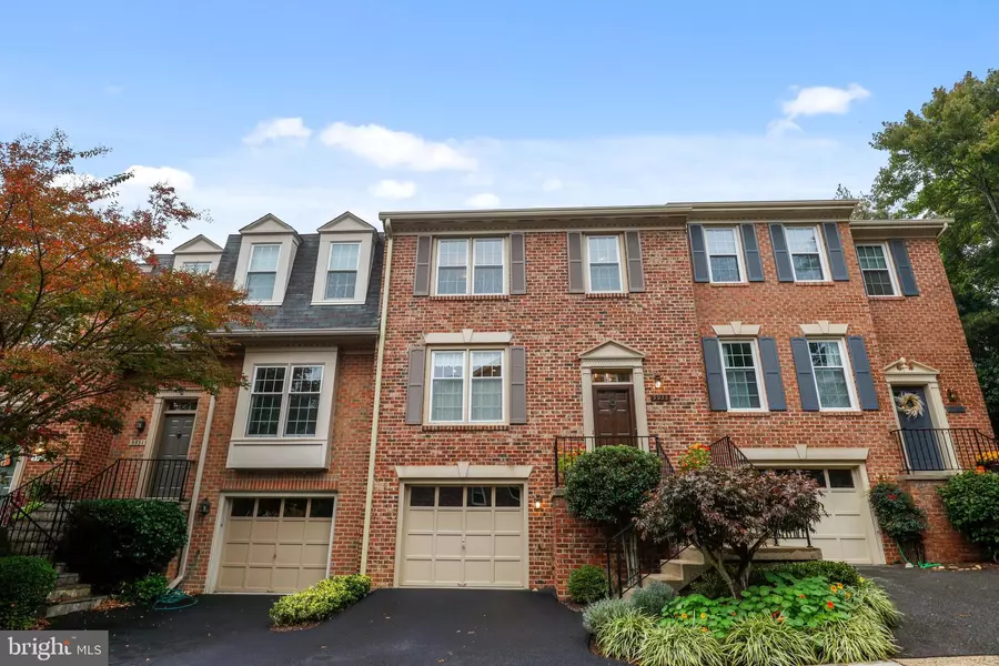 5933 WOODFIELD ESTATES DR, Alexandria, VA 22310