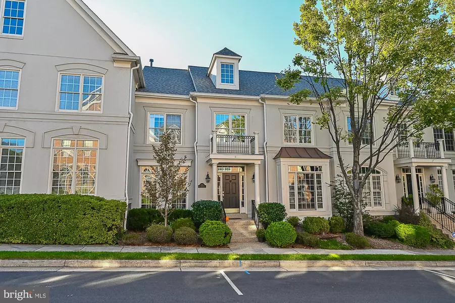 3983 BALLYNAHOWN CIR, Fairfax, VA 22030