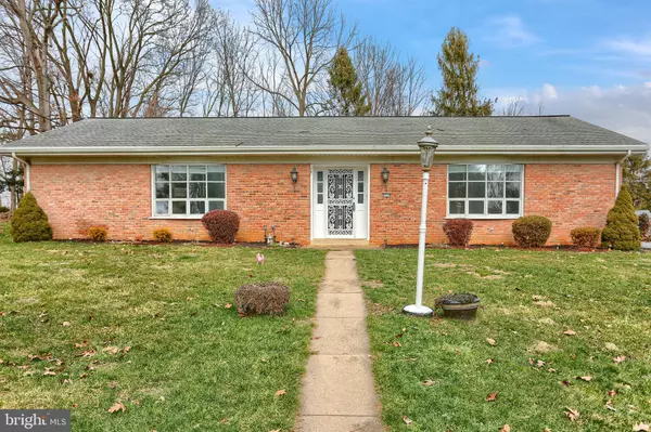 2118 NORTHBROOK DR, Lancaster, PA 17601