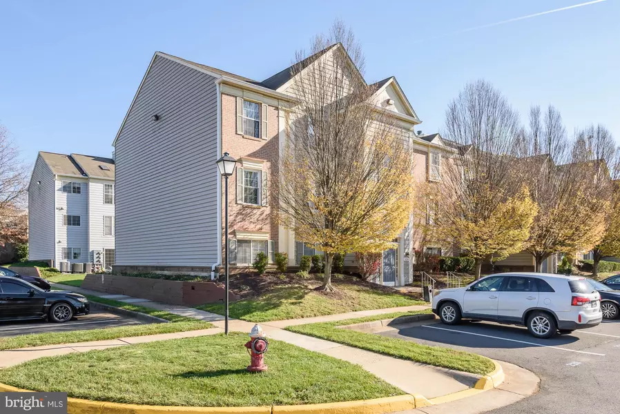 1125 HUNTMASTER TER NE #302, Leesburg, VA 20176