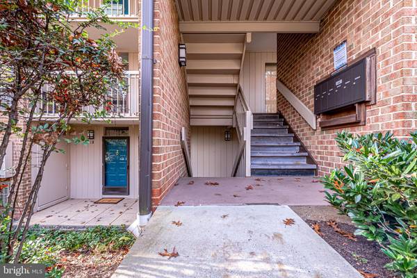 Reston, VA 20190,1556 MOORINGS DR #1B