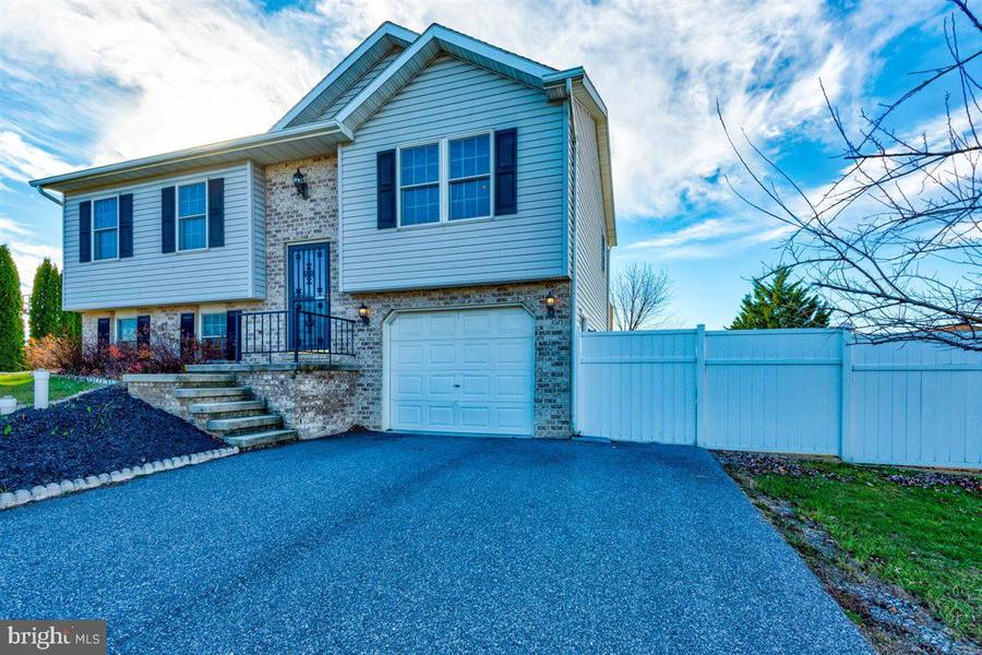 207 COLONIAL DR, Shippensburg, PA 17257