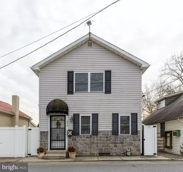 240 WEST BURKHART AVE, Chambersburg, PA 17201