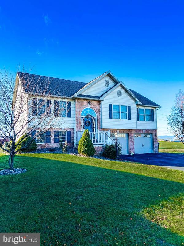 13 FEATHER DR, Shippensburg, PA 17257