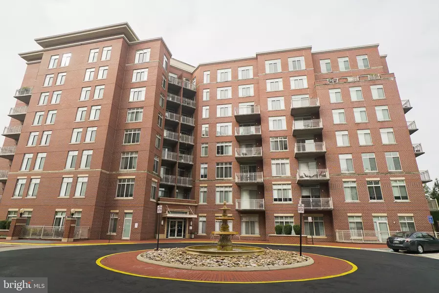 4490 MARKET COMMONS DR #102, Fairfax, VA 22033