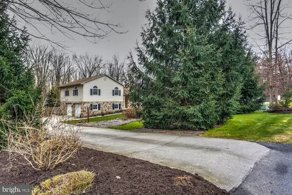 New Holland, PA 17557,5210 HONEYSUCKLE LN