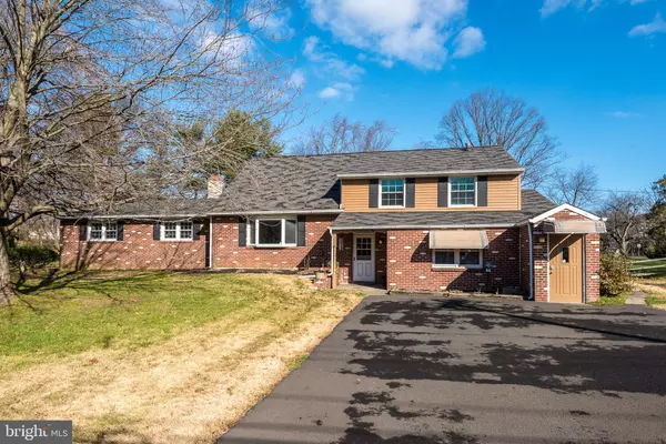 5 CHERRY BLOSSOM DR, Southampton, PA 18966