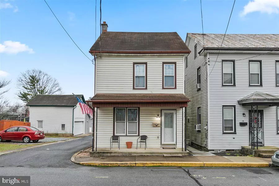 18 E MAPLE AVE, Myerstown, PA 17067