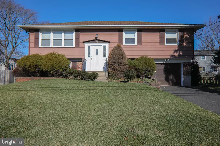 27 REGENT RD, Cherry Hill, NJ 08003