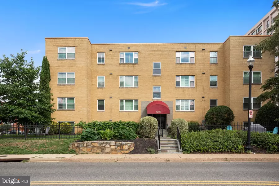 4225 N HENDERSON RD #4, Arlington, VA 22203