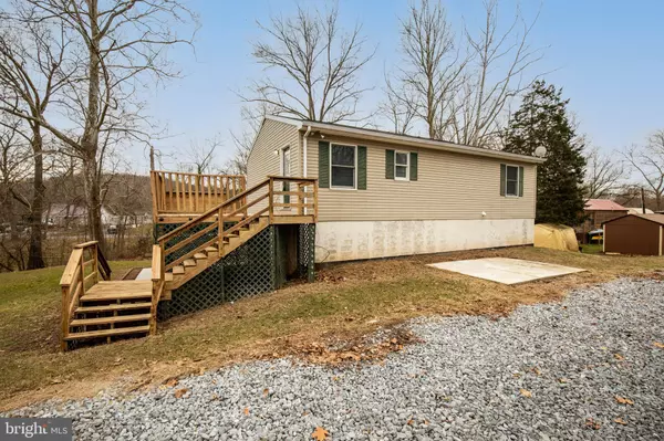 Falling Waters, WV 25419,86 SARAH LN