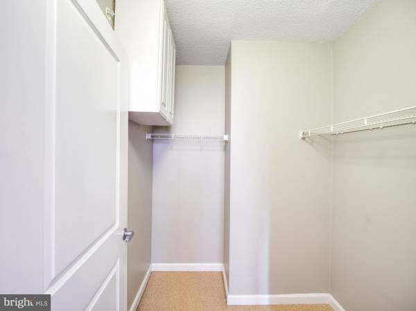 880 N POLLARD ST #201, Arlington, VA 22203