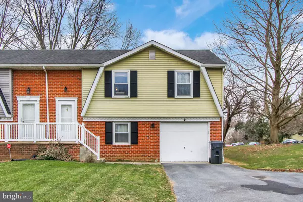 12 KENDES RD, Millersville, PA 17551