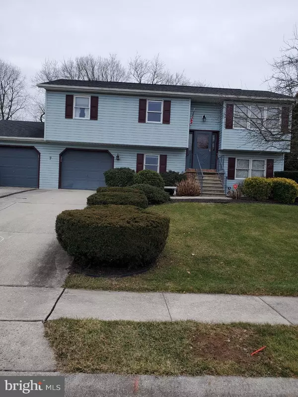 7 WHITE OAK BLVD, Mechanicsburg, PA 17050