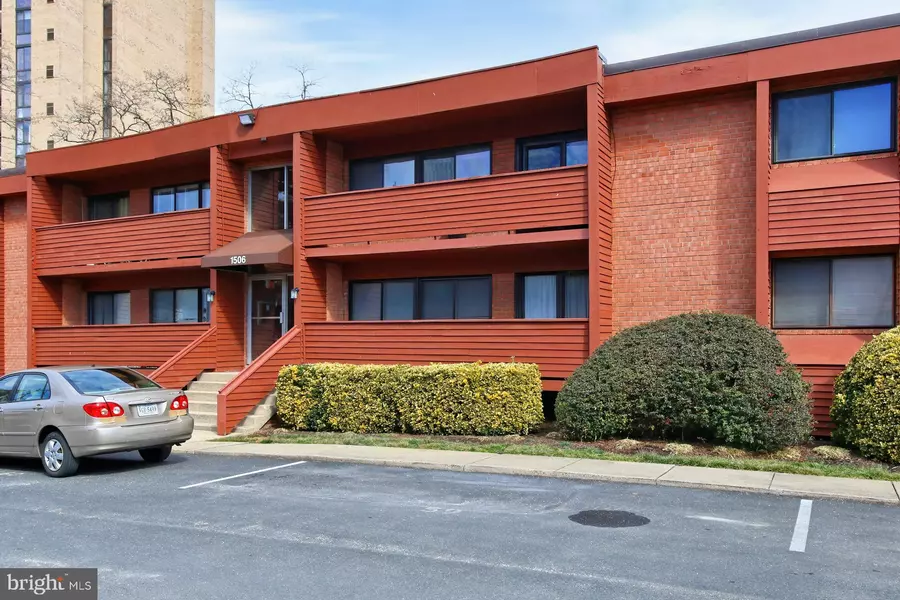 1506 S GEORGE MASON DR #12, Arlington, VA 22204