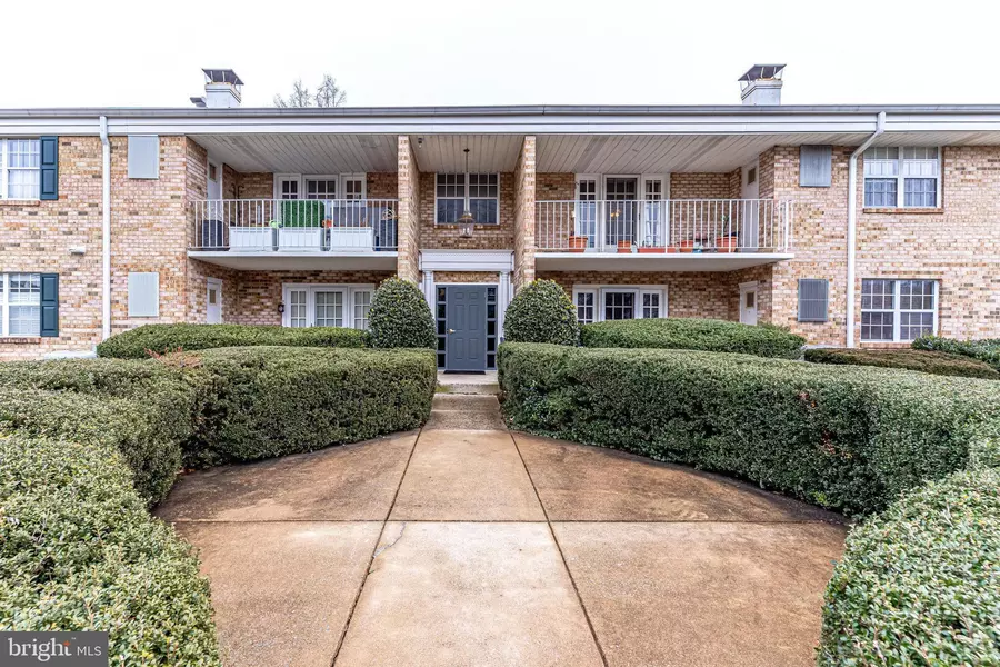 1130 S WASHINGTON ST #204, Falls Church, VA 22046