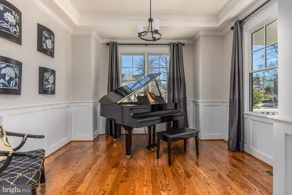 Vienna, VA 22180,119 HICKORY CIR SW