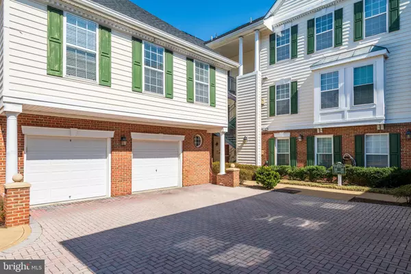 Chantilly, VA 20152,43114 WATERCREST SQ #201