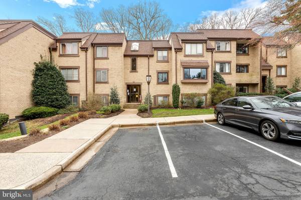 1643 PARKCREST CIR #100, Reston, VA 20190