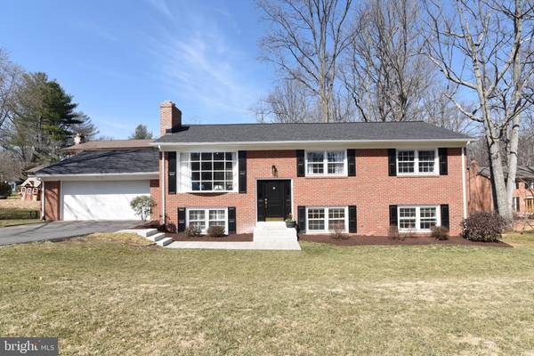 3385 HICKORY HILLS DR, Oakton, VA 22124