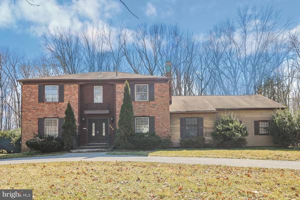 240 N RIDING DR, Moorestown, NJ 08057