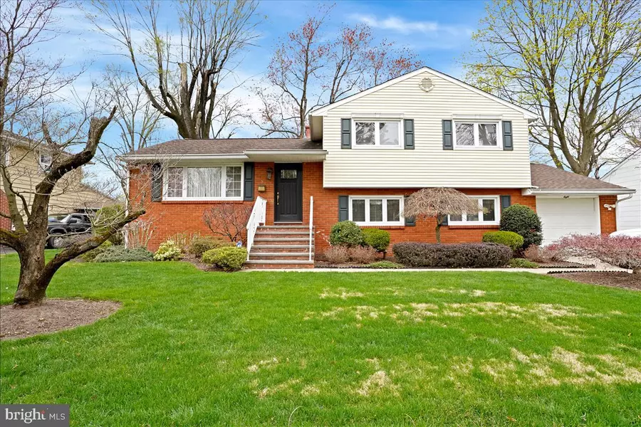 8 BARNETT RD, Lawrence Township, NJ 08648