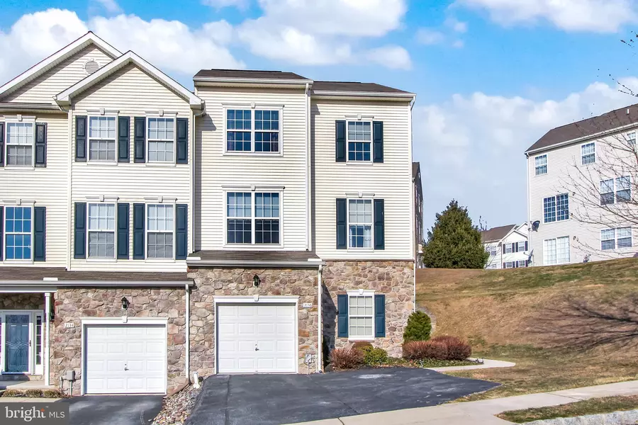 2136 MAPLE CREST BLVD, York, PA 17406