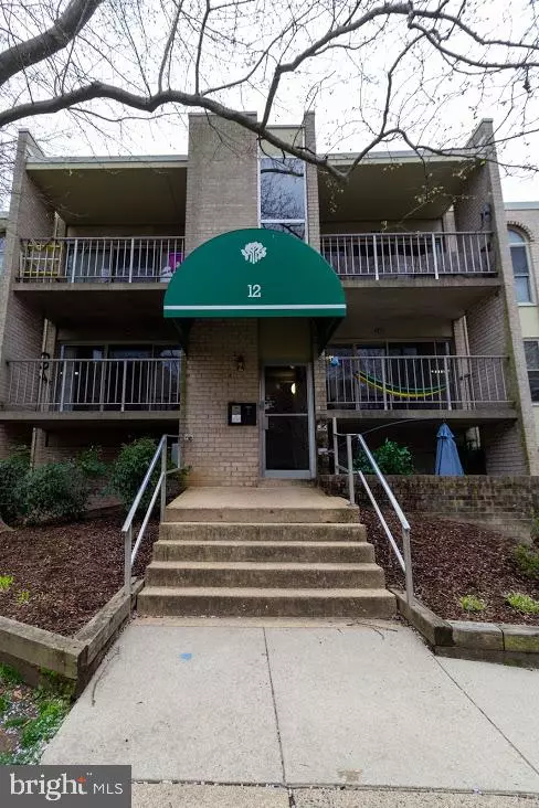 12 CANTERBURY SQ #202, Alexandria, VA 22304