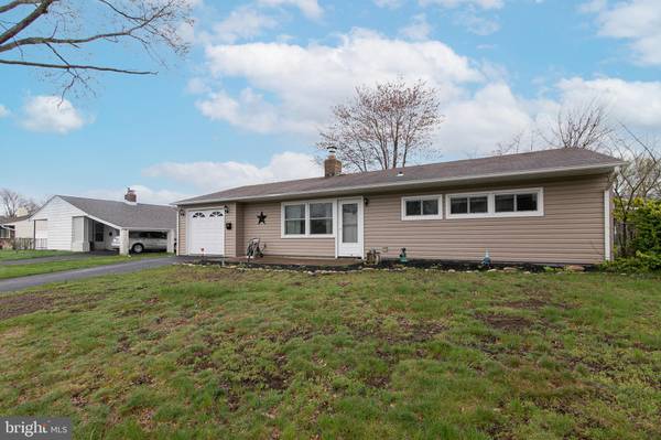 40 OAKTREE DR, Levittown, PA 19055