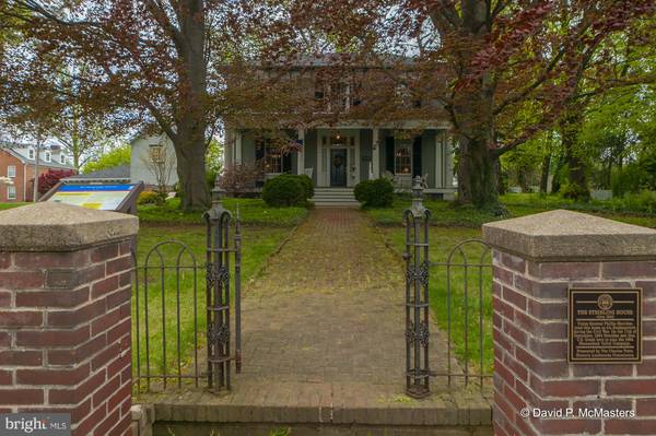 417 E WASHINGTON ST, Charles Town, WV 25414