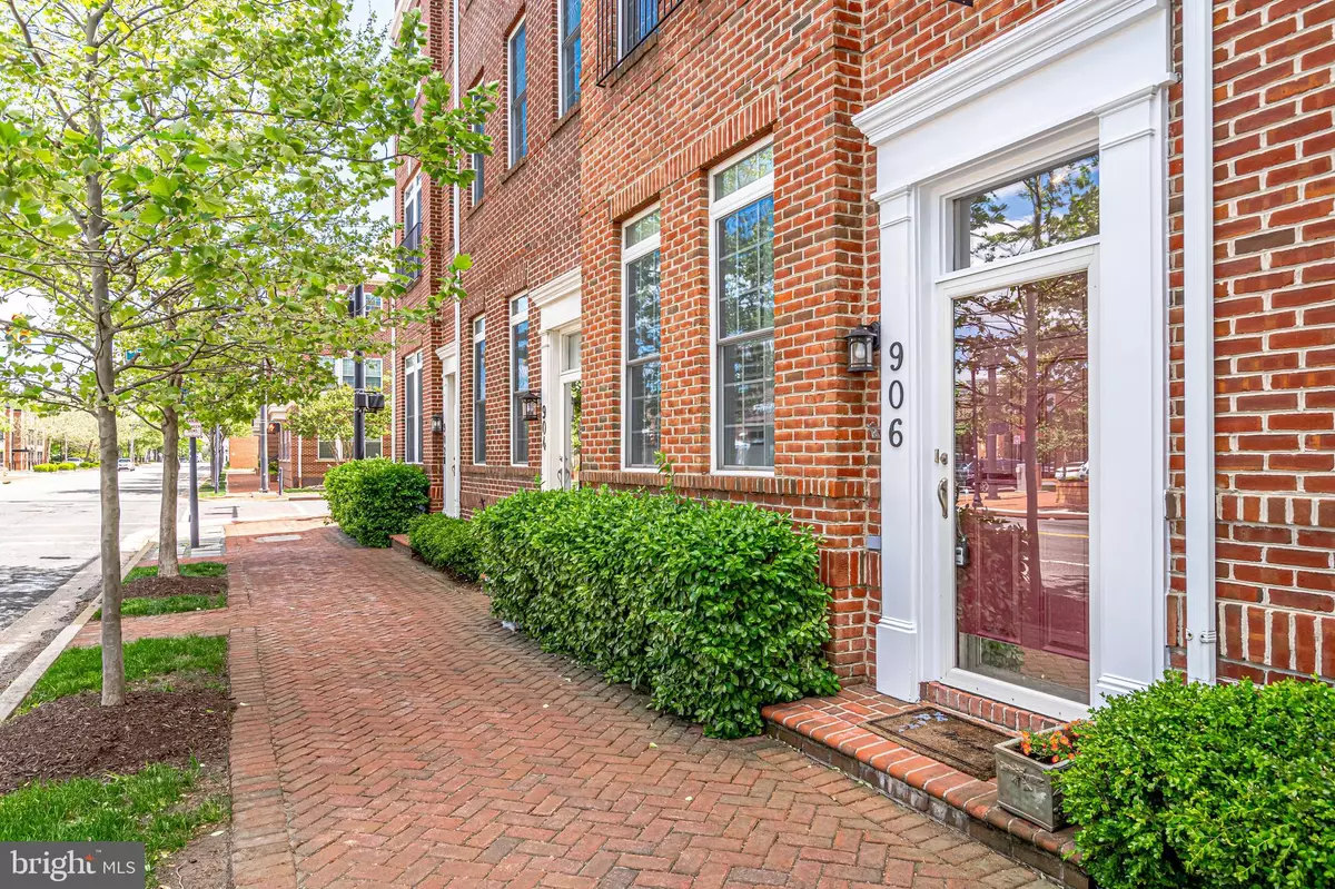 Alexandria, VA 22314,906 SLATERS LN