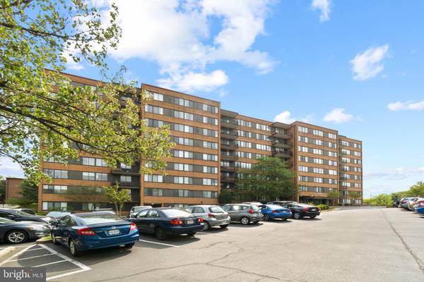 Arlington, VA 22207,4390 LORCOM LN #402