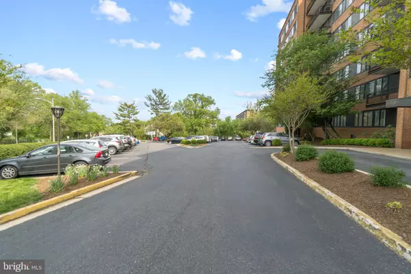 Arlington, VA 22207,4390 LORCOM LN #402