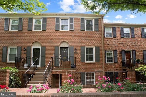 3207 SUTTON PL NW #D, Washington, DC 20016