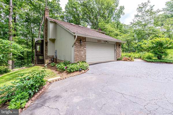 Oakton, VA 22124,3220 LAKE EDGE WAY