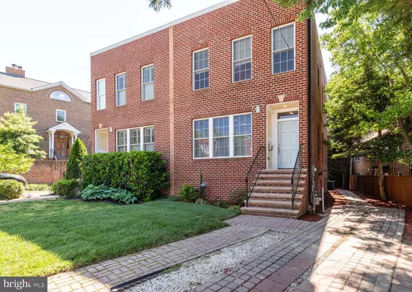 3 SUNSET DR, Alexandria, VA 22301