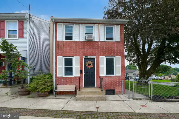 1102 LANCASTER AVE, Columbia, PA 17512