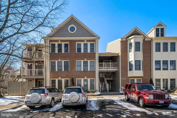 Fairfax, VA 22033,3804 RIDGE KNOLL CT #305A