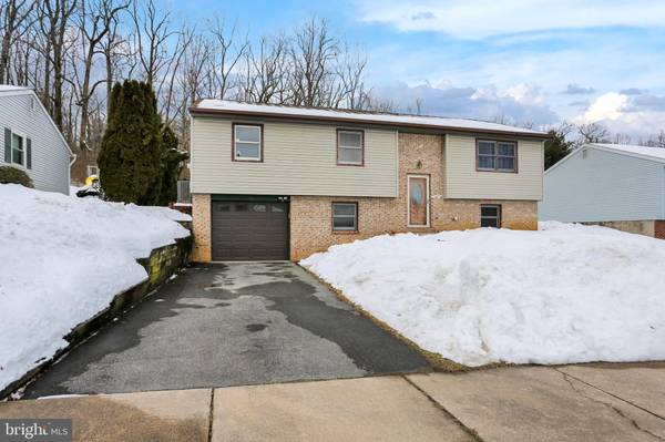 246 DIPLOMAT DR, Robesonia, PA 19551