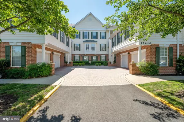 25240 LAKE SHORE SQ #302, Chantilly, VA 20152