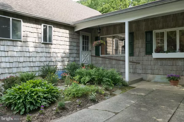 Cranbury, NJ 08512,11 HOLLAND LN