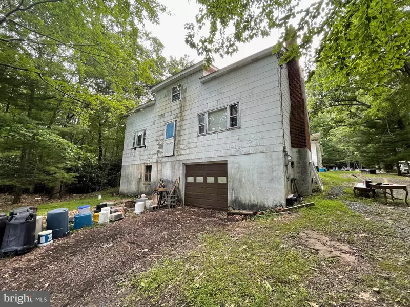 235 LAKE HARMONY RD, Lake Harmony, PA 18624