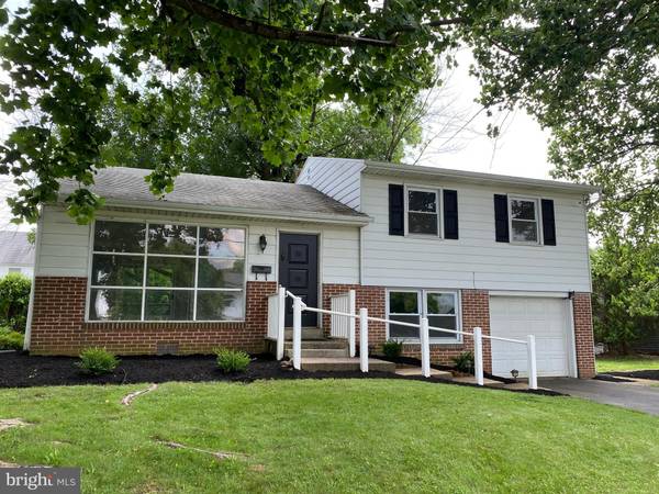 102 E WOODLAND DR, Mechanicsburg, PA 17055