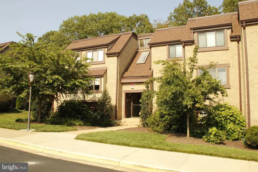 1661 PARKCREST CIR #201, Reston, VA 20190