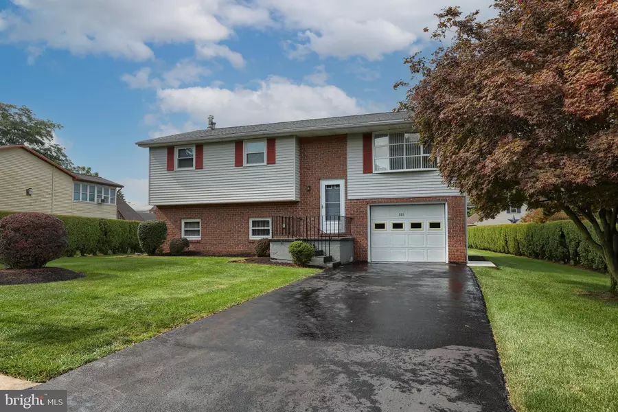 221 E CARPENTER AVE, Myerstown, PA 17067