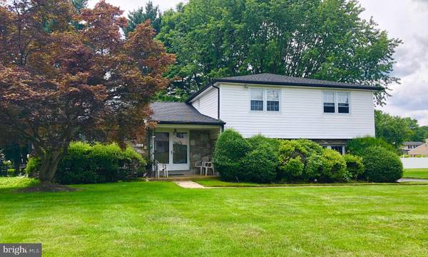 810 BARNSWALLOW LN, Huntingdon Valley, PA 19006